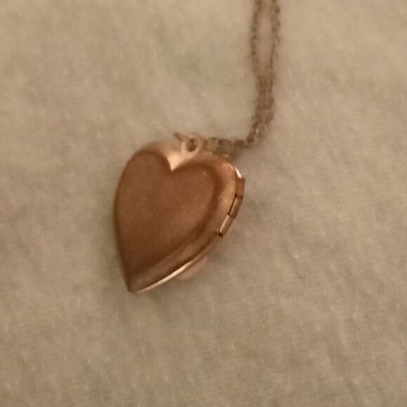 Claire's heart locket - Picture 4 of 4